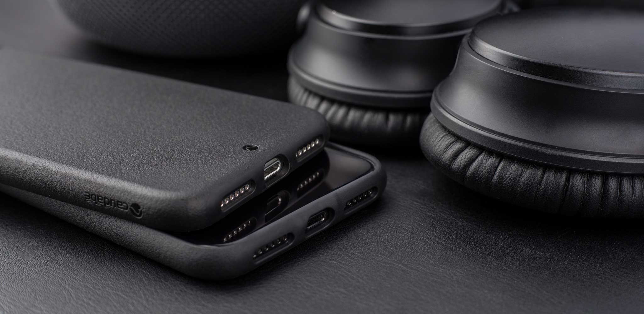 iPhone Xs Max The Sheath Case lifestyle shot (Caudabe)