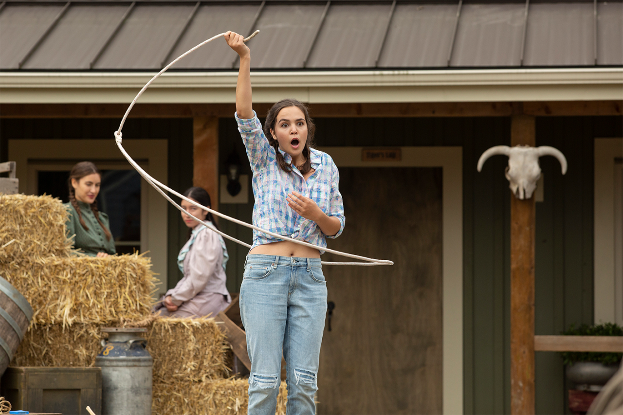 While auditioning for the Hollywood movie filming in her town, Finley Tremain (played by Bailee Madison) sees her pig running through the set.